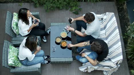 Joven-Vertiendo-Vino-Tinto-En-Copas