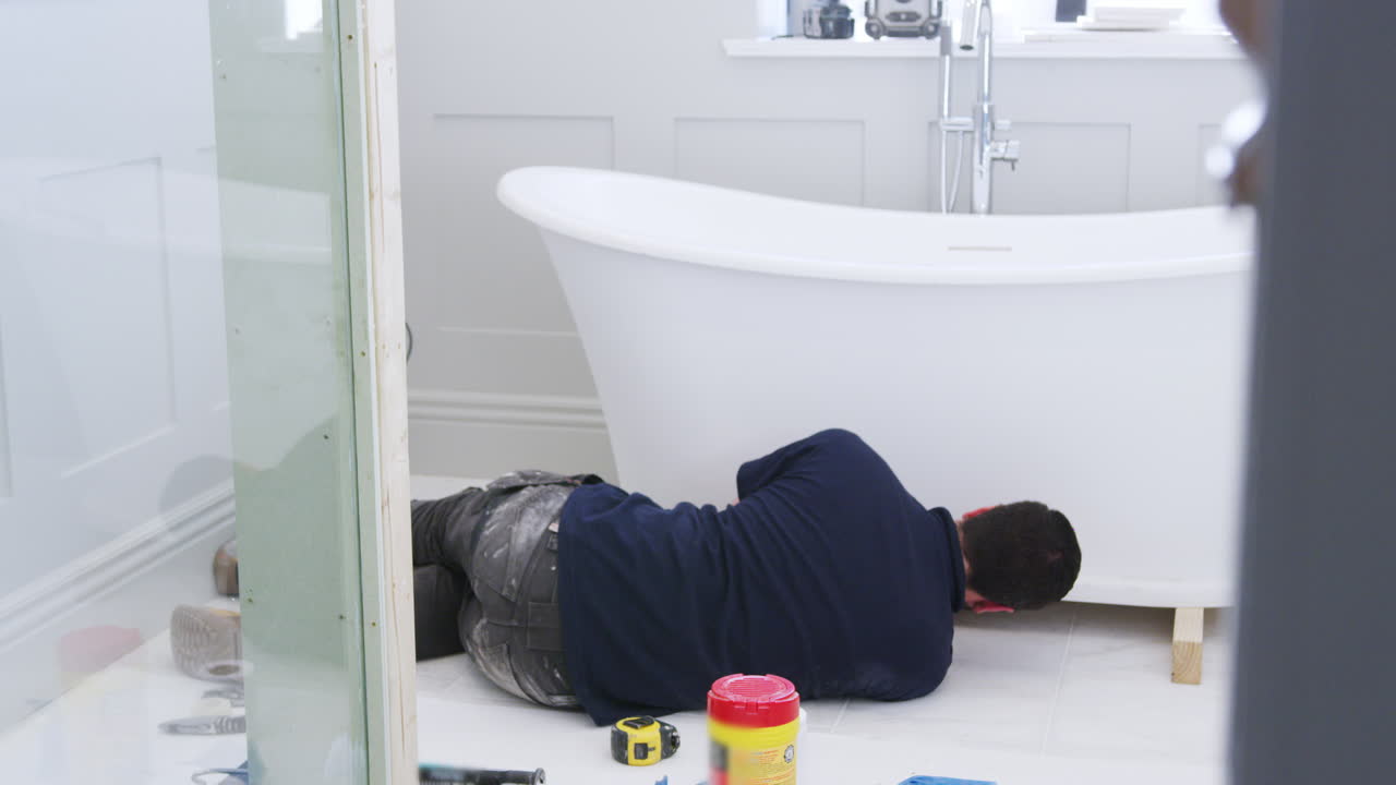 욕실에 설치된 새로운 자유롭게 서 있는 목욕탕의 배관공