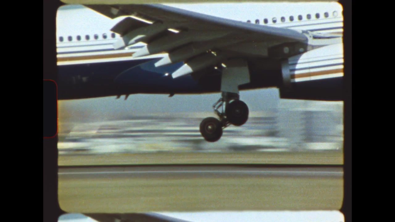 Aereo commerciale in atterraggio su pista aeroportuale