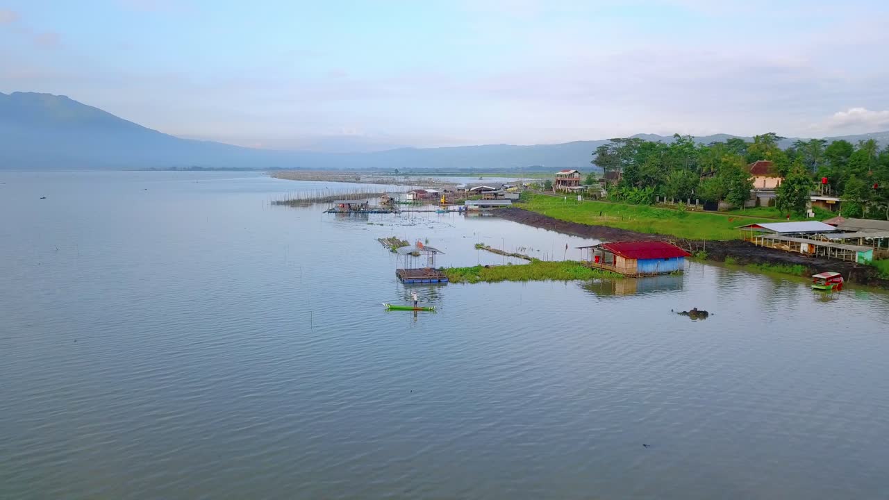 vista aérea de drones del pueblo de pesca y agricultura en el lago rawa pening indonesia