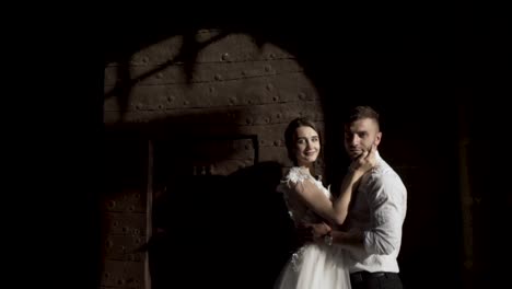 una pareja romántica en un entorno histórico