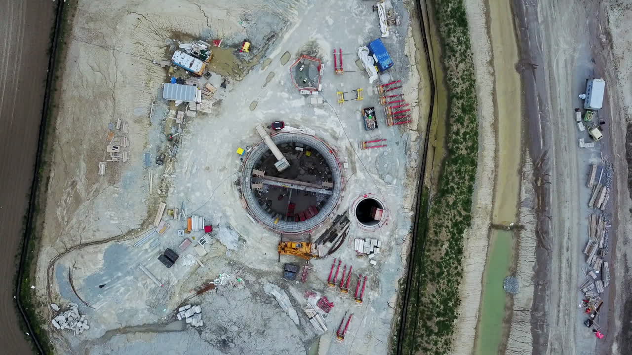 drone volando en espiral sobre un gran sitio de construcción industrial