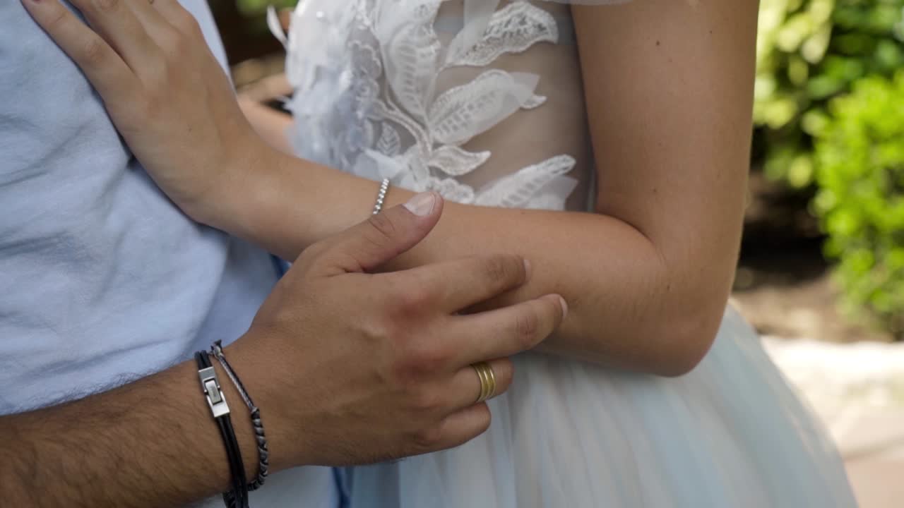 Una pareja en un abrazo