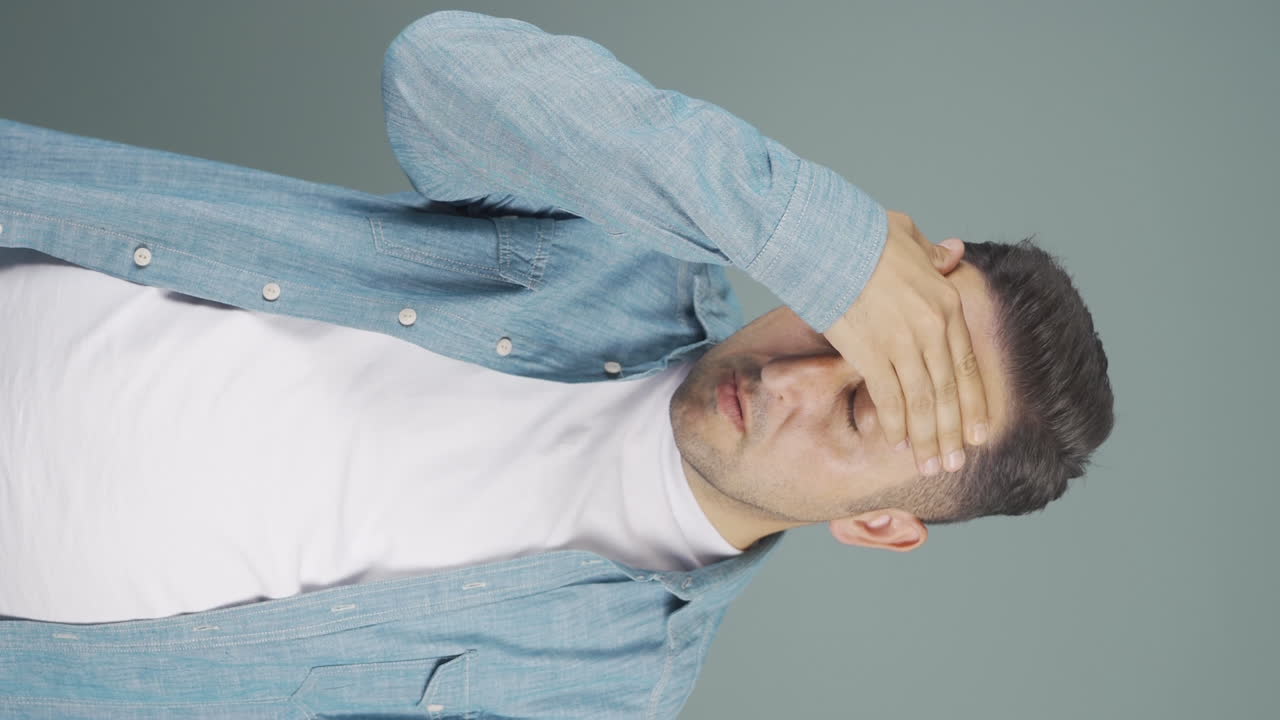 편두통을  ⁇ 고 있는 남자의 수직 비디오가 통증을 경험하고 있습니다.