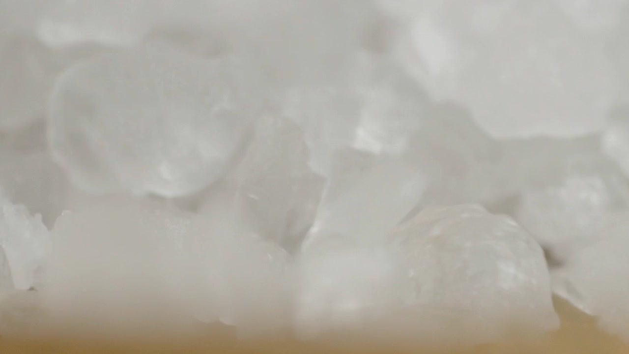 Makro-Nahaufnahme von groben Salzkristallen, die die natürliche Mineraltextur und körnige Oberfläche für kulinarische, Gewürz- und Lebensmittelzutatenkonzepte in Mexiko hervorheben