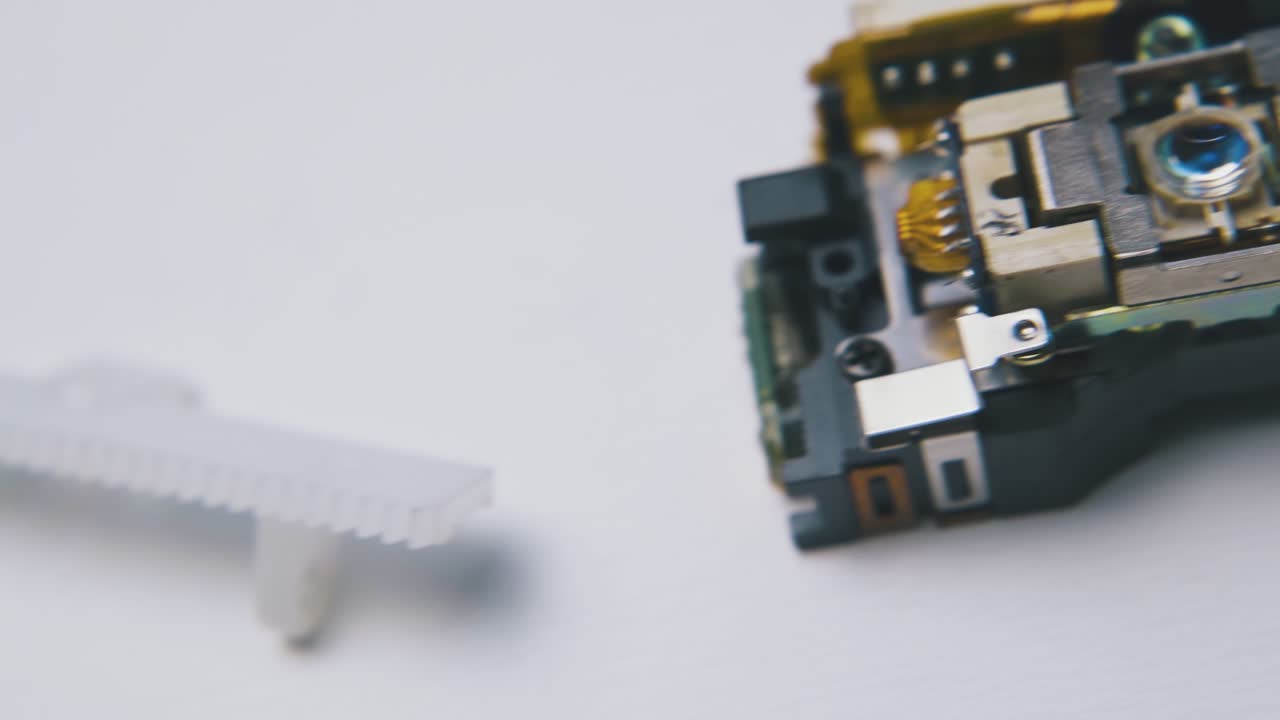 движение вдоль набора небольших частей, лежащих на белом фоне