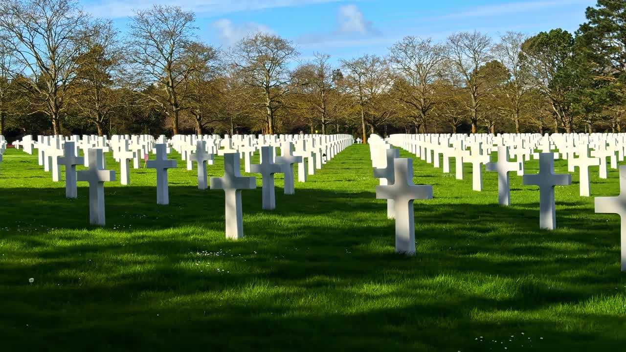 File pacifiche di croci bianche al Cimitero Americano di Normandia, Francia