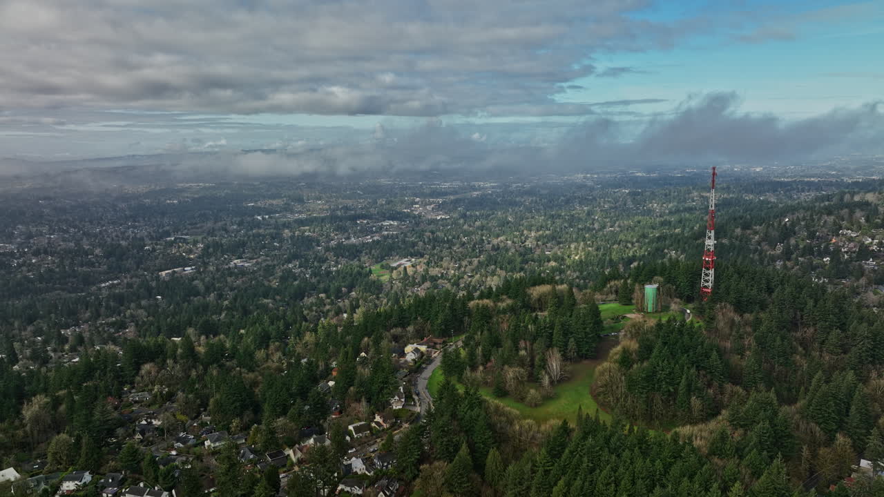portland, oregon, antena v123, cinemática, dron, sobrevuelo, suroeste, colinas, vecindario residencial, captura, cima, consejo, cresta, parque, rodeado, por, árboles de hoja perenne, filmado, con, mavic, 3, cine, agosto, 2022