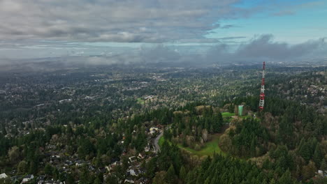 Portland-Oregon-Aerial-V123-Filmischer-Drohnenflug-über-Die-South-Hills-Wohngegend,-Aufnahme-Des-Von-Immergrünen-Bäumen-Umgebenen-Council-Crest-Parks-Auf-Dem-Hügel-–-Aufgenommen-Mit-Mavic-3-Cine-–-August-2022