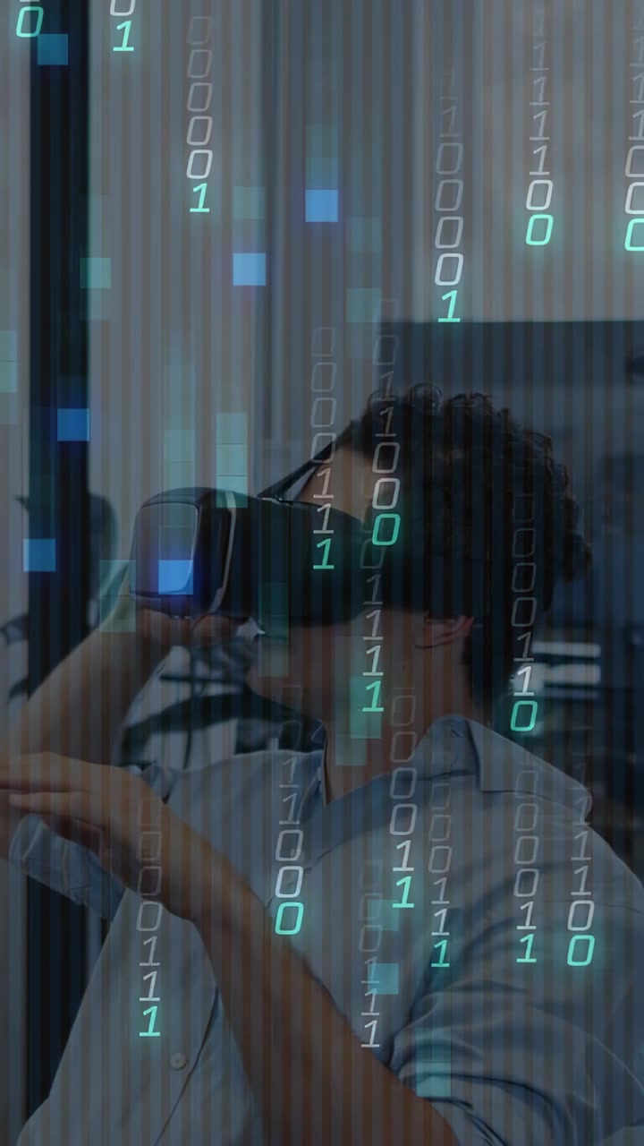 Homem ajustando headset de VR, usando interface de usuário virtual em laboratório, testando com sobreposição de código binário caindo na visão.