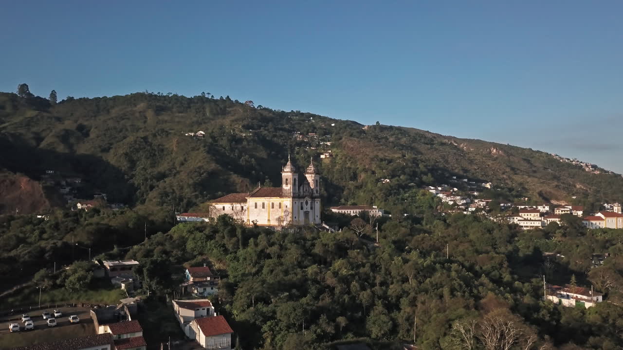 fotografía aérea de la catedral en la montaña en la histórica ciudad de oro preto, brasil