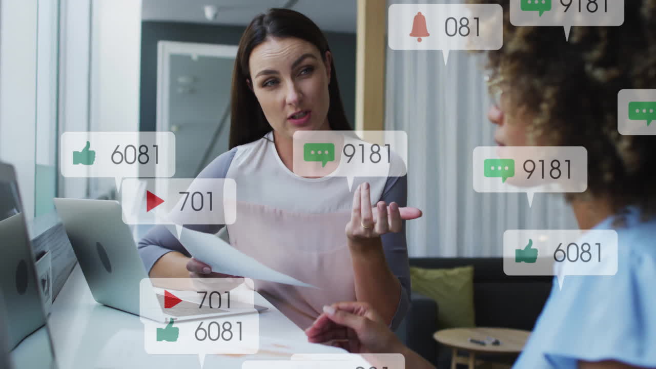 animación de múltiples barras de notificación sobre diversas compañeras de trabajo que discuten informes en la computadora portátil