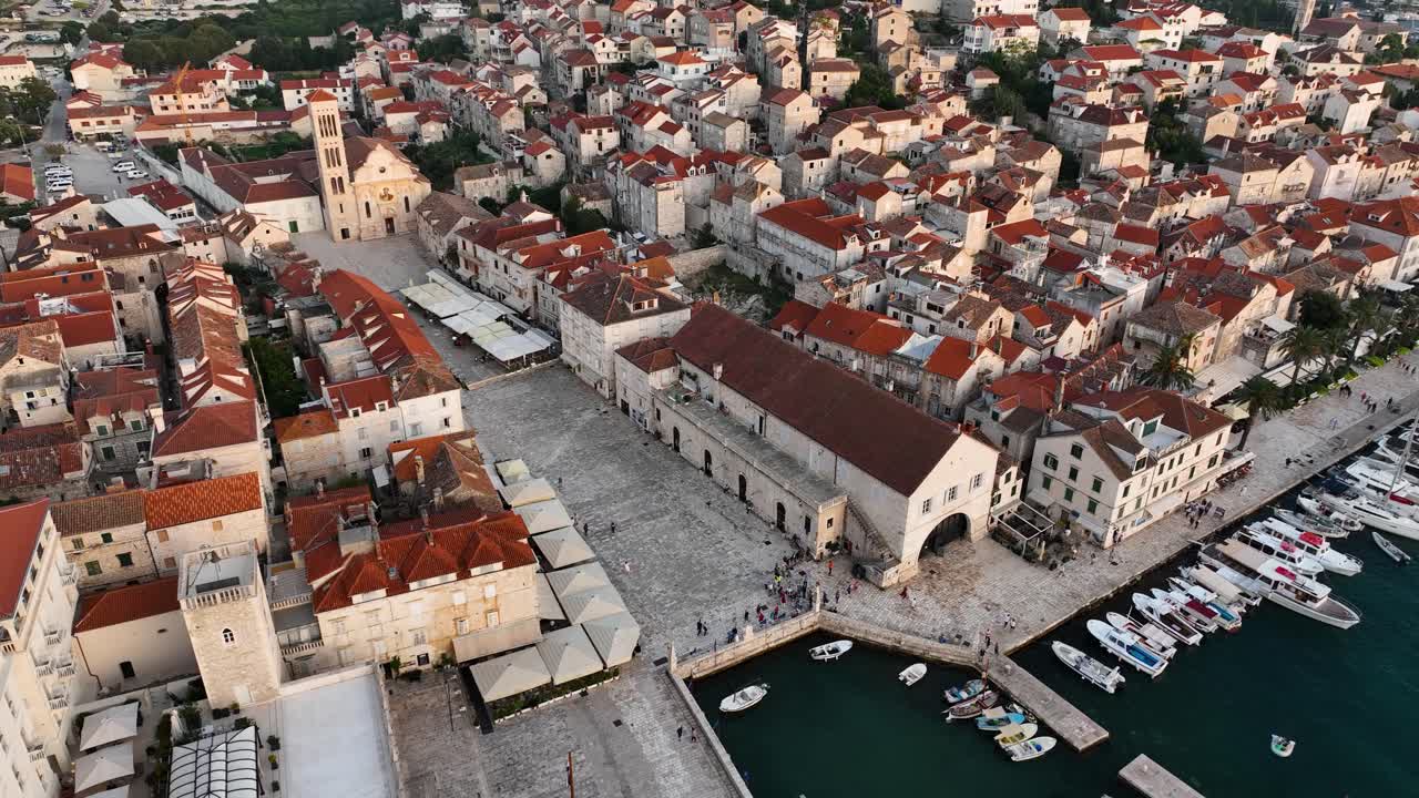 Panoramica a destra del centro storico di Hvar, Croazia.