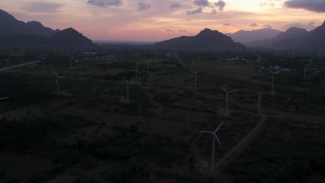 Hermosa-Vista-De-Los-Molinos-De-Viento-O-Del-Parque-De-Turbinas-Eólicas-En-Nagercoil,-Sur-De-La-India,-Atardecer