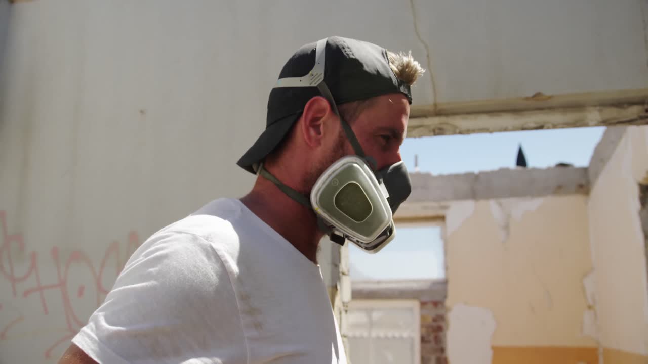 보호 마스크를 착용 한 그래피티 아티스트 4k