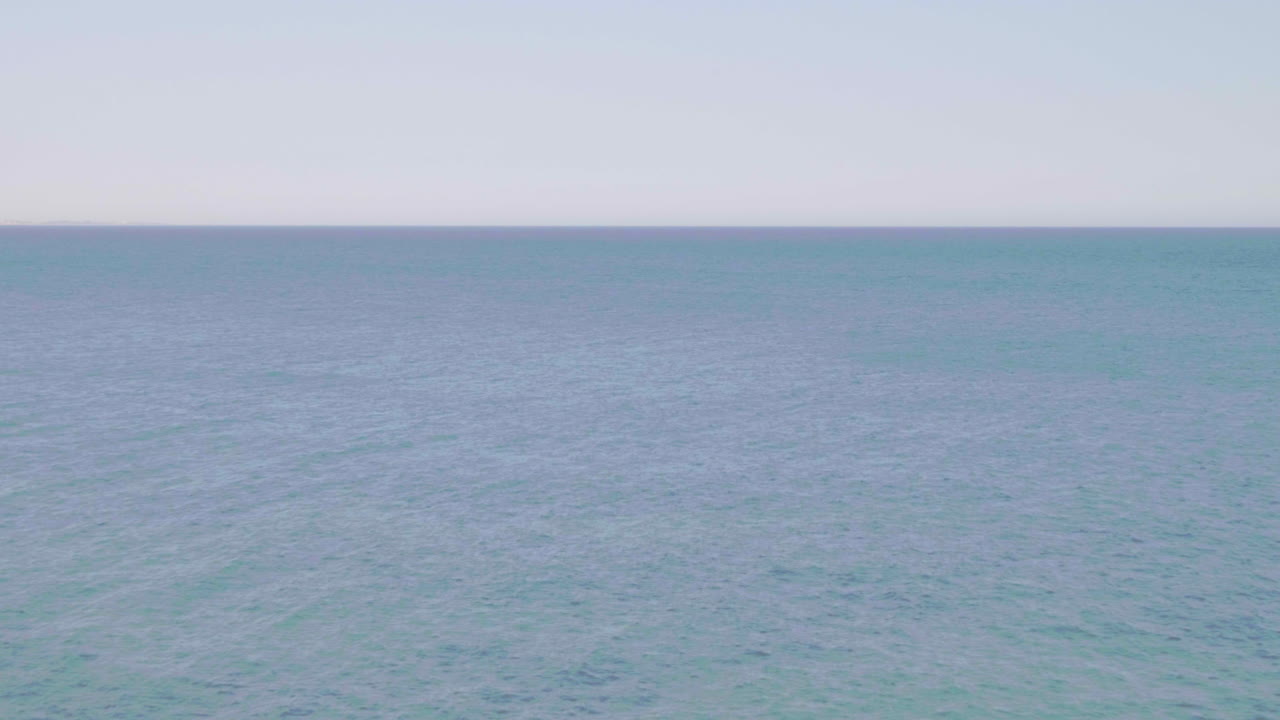 Formações rochosas e grutas marinhas em Albufeira, Algarve, vista aérea