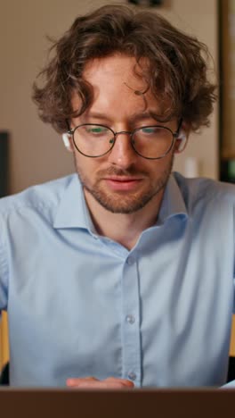 hombre trabajando en una computadora portátil