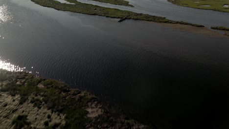 Die-Erstaunliche-Aussicht-Auf-Das-Feuchtgebiet-Und-Den-Fluss-Während-Des-Sonnenaufgangs-In-Quebec,-Kanada