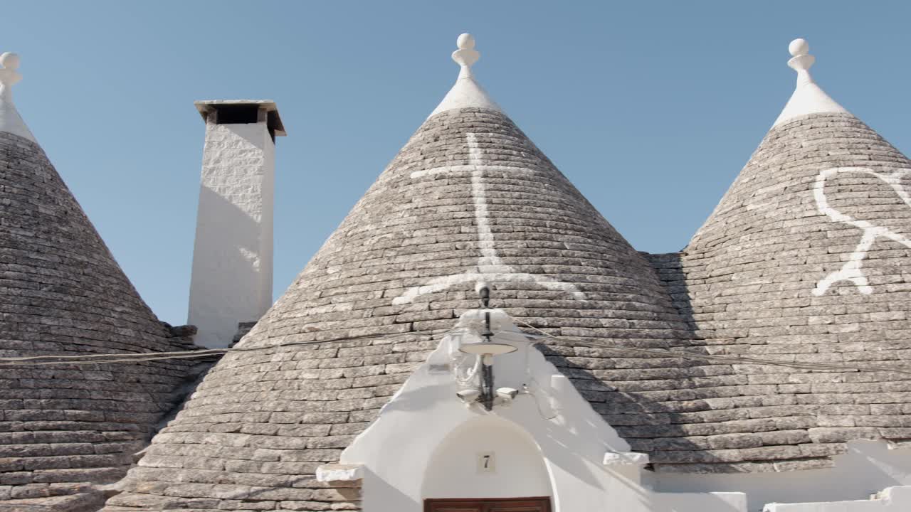 techo de piedra con signos un trulli típico de alberobello italia