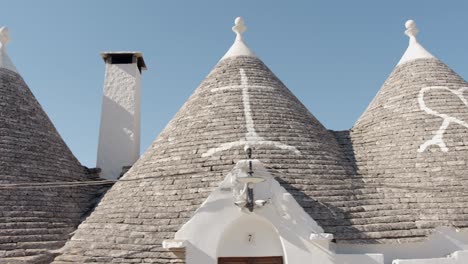 Techo-De-Piedra-Con-Signos-De-Un-Típico-Trulli-De-Alberobello-Italia