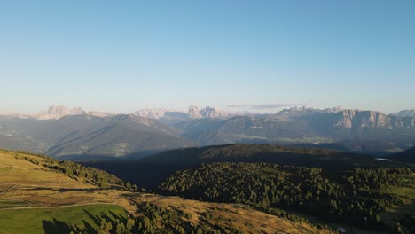 Luftdrohnenaufnahme-Der-Alpen-Bei-Sonnenuntergang-Mit-Hütten-Und-Ackerland,-Wunderschöne-Natur