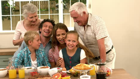 familia multigeneracional tomando el desayuno