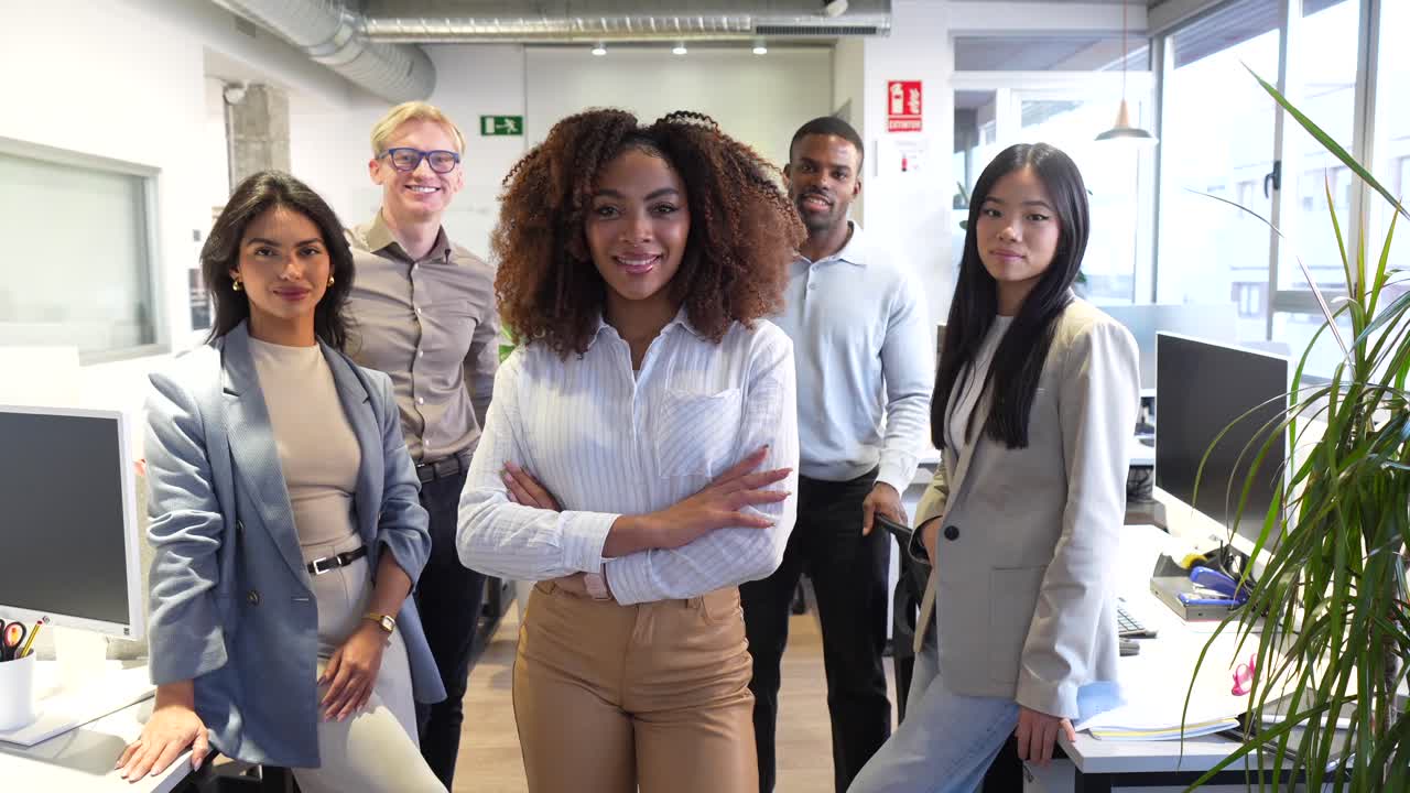 equipo de negocios diverso en una oficina moderna