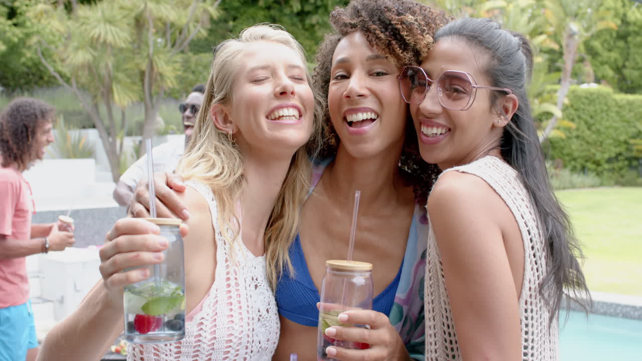 un grupo diverso de amigos disfrutando de una fiesta en el jardín