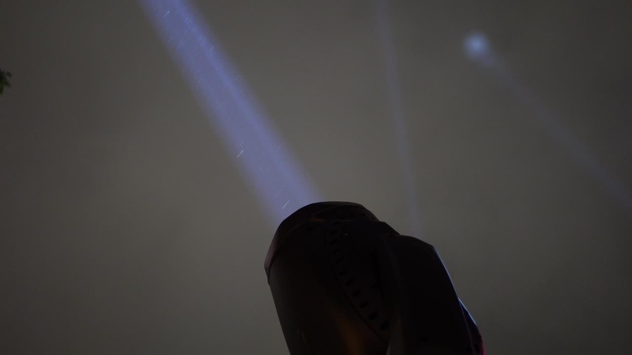 조명은 하늘을 비추고 공연 장소는 공연장입니다.