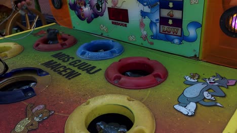 Kind-Spielt-Im-Park-Mit-Einem-Whac-a-Mole-Arcade-Spiel-Und-Schlägt-Schnell-Mit-Schwamm-Hummer-Hamstern-Zu,-Die-Auf-Löchern-Auftauchen