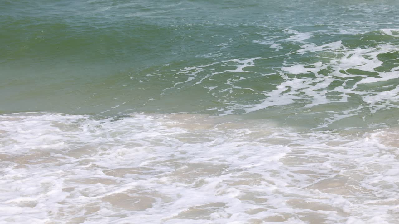 해변에서 끊임없는 바다 파도가 부히고