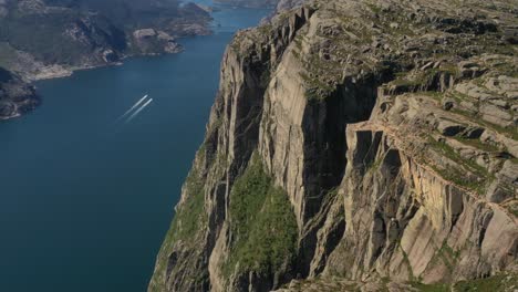 Imágenes-Aéreas-Púlpito-Roca-Preikestolen-Hermosa-Naturaleza-Noruega