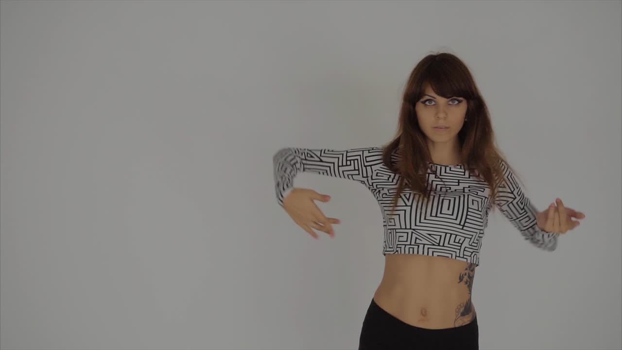 mujer bailando en estudio