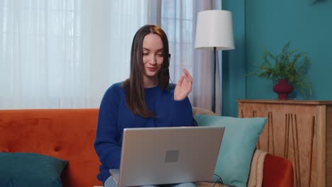 mujer independiente usar auriculares hacer videollamadas enseñar tutoría hablar en computadora portátil en la oficina de casa
