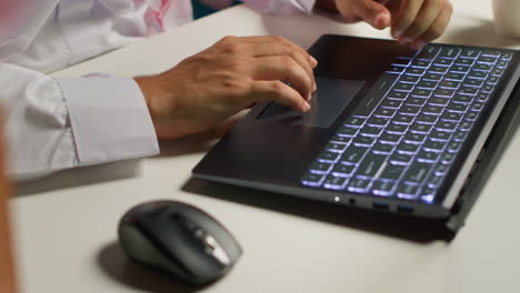 empresario escribiendo en el teclado de la computadora portátil