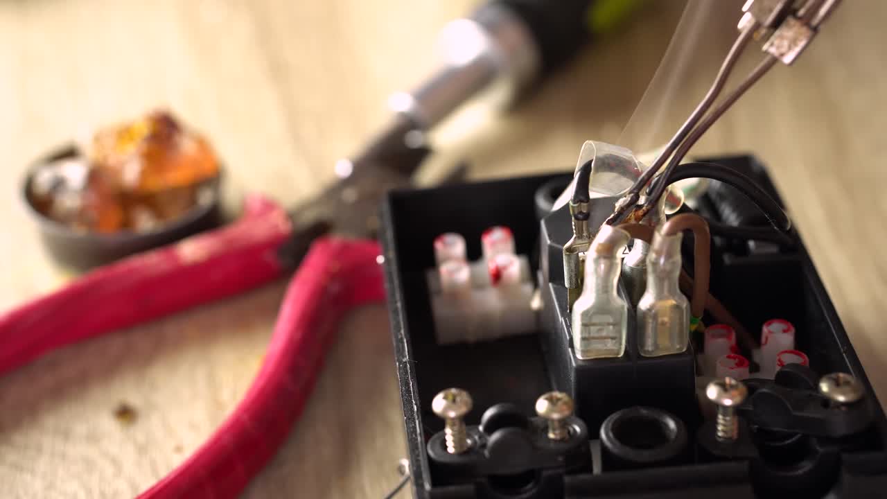 fijación de dispositivo electrónico con soldadura de estaño