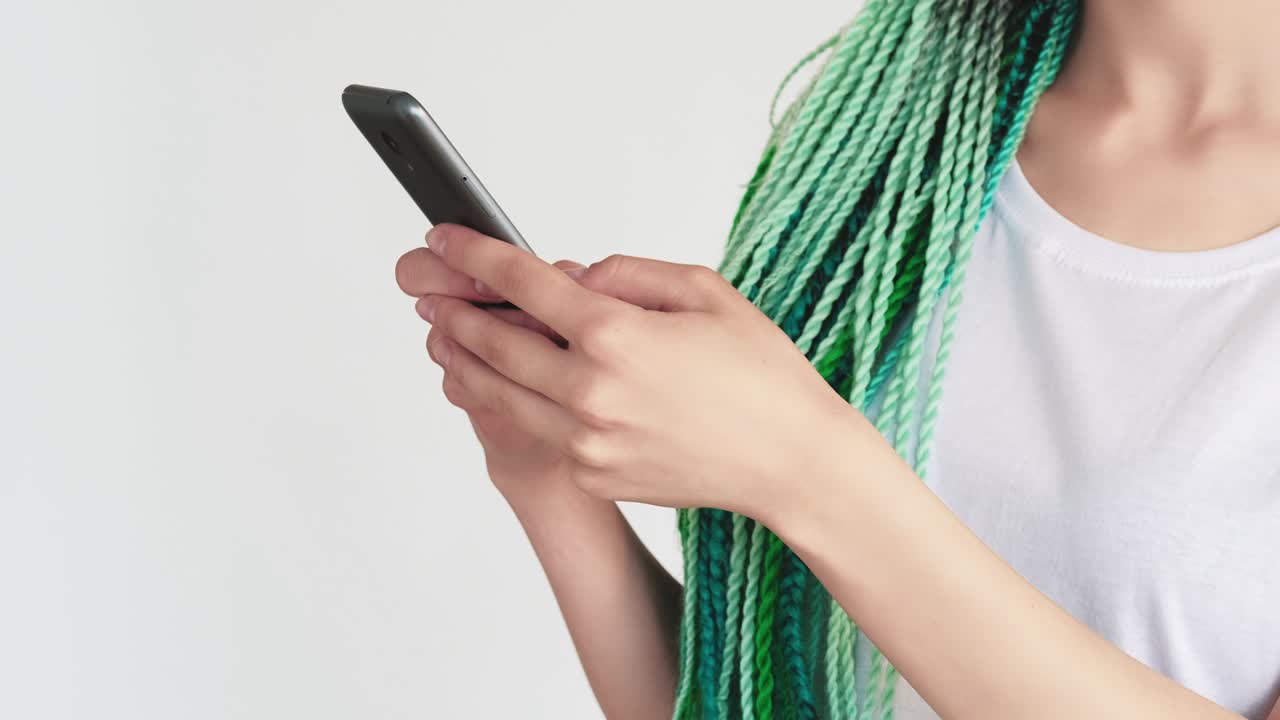 mujer de la generación del milenio trenzas de cabello azul menta