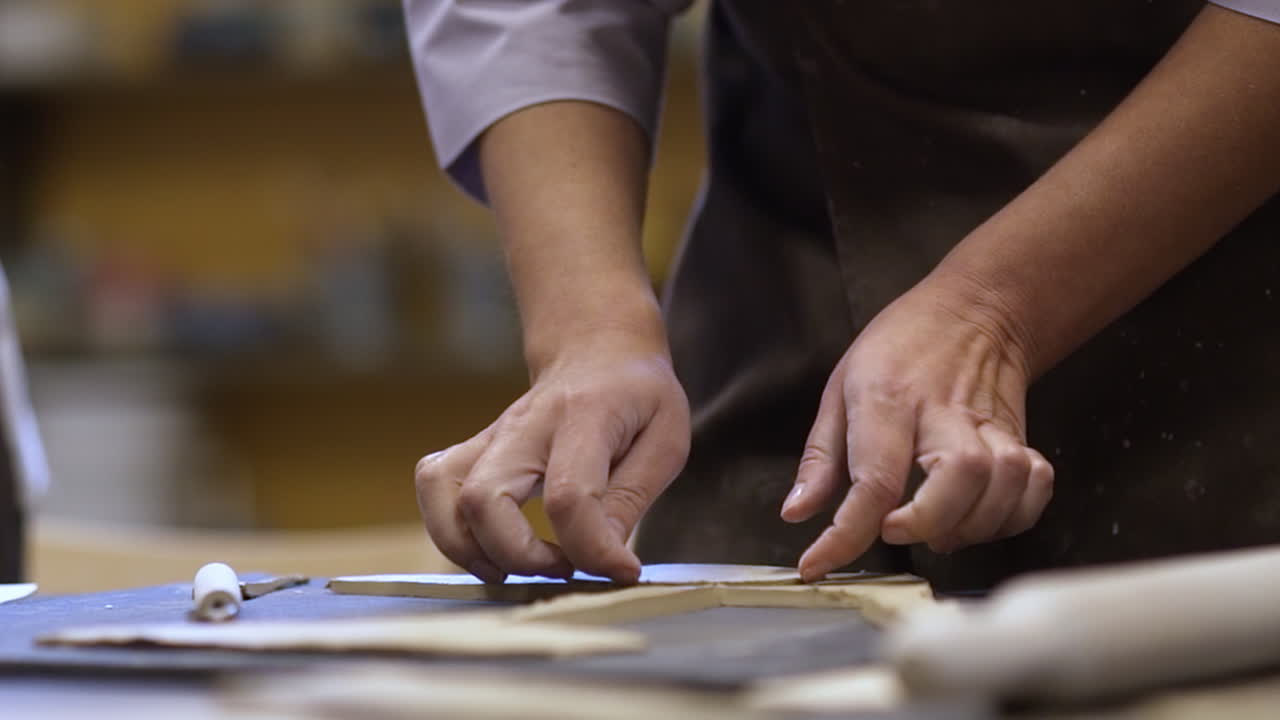 artista de la cerámica que da forma a la arcilla