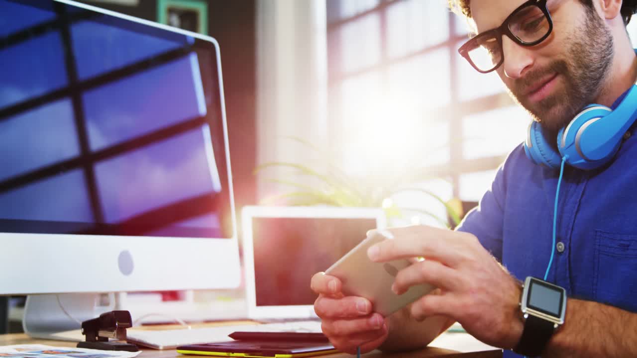 ejecutivo de negocios mirando el teléfono móvil