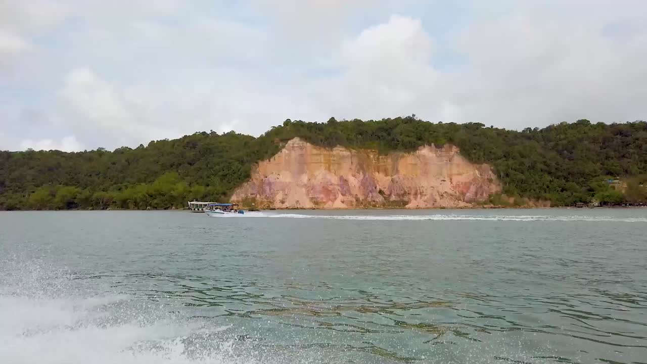 excursión en barco por el paredao de argila en praia da gamboa