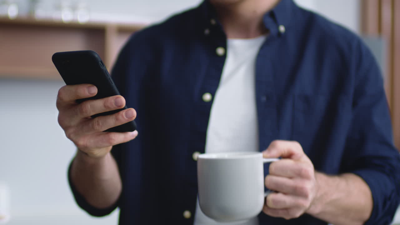 부 ⁇ 에서 스마트폰으로 타이핑하는 알려지지 않은 남자, 차를 마시는 알아보기 힘든 남자