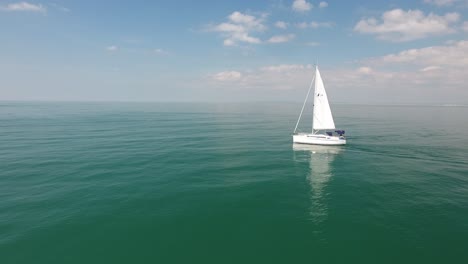 Korrigieren-Sie-Den-Drohnenschuss-Mit-Einem-Segelboot,-Das-Im-Mittelmeer-Vorbeifährt.-Wunderschön-Sonnig