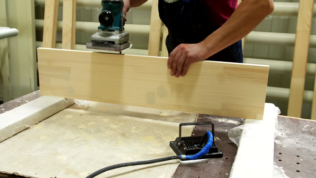 un carpintero trabaja en la carpintería de la máquina herramienta