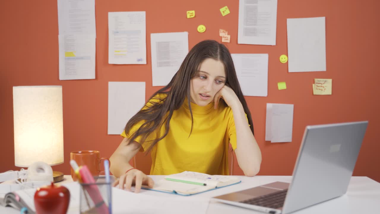 una niña frustrada y nerviosa.