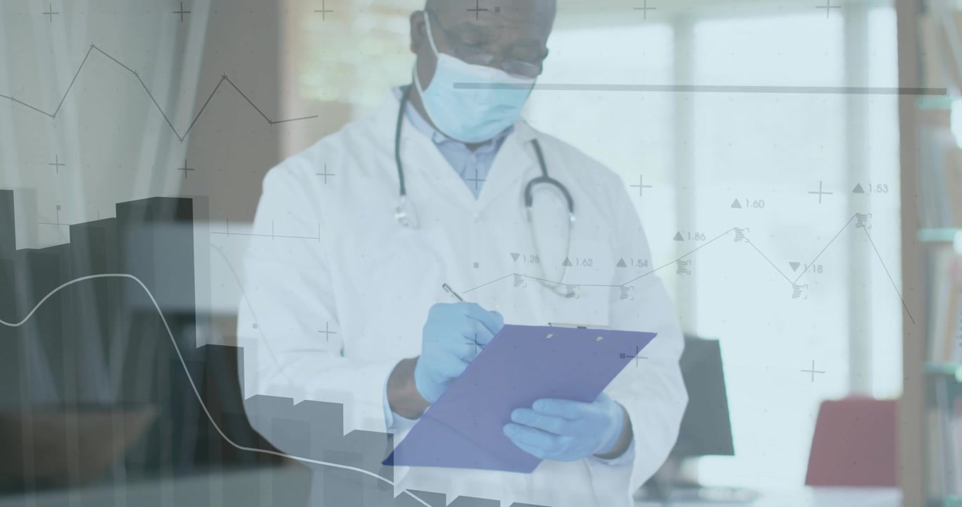 Médico senior revisando historiales médicos y anotando hallazgos en un portapapeles morado para su análisis.