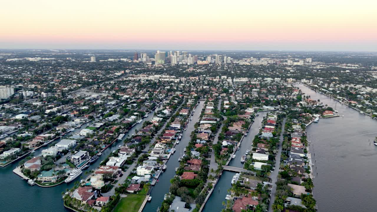 Canais aéreos em Fort Lauderdale, Flórida, com avanço de câmera.