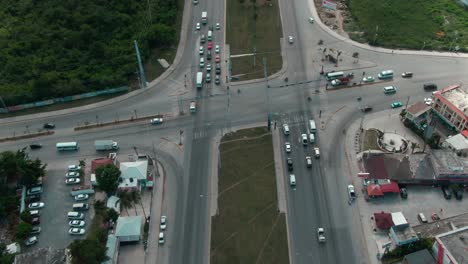vuelo cenital con drone en la carretera en punta cana