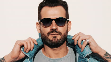 hombre elegante con chaqueta de denim y gafas de sol