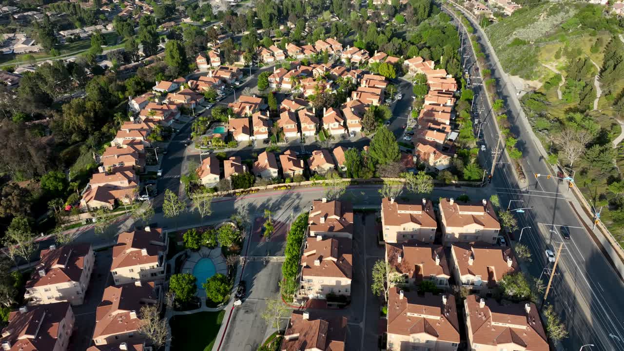 Vista aerea del quartiere di Santa Clarita al sole della sera, un sobborgo benestante.