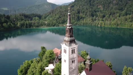 Drohnenaufnahme-Der-Kirche-Auf-Der-Insel-Mitten-Im-Bleder-See